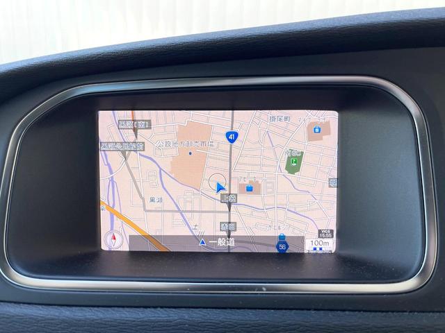 Ｖ４０ Ｔ３　クラシックエディション　認定中古車　ガラスルーフ　最終モデル　白革シート　インテリセーフ　衝突被害軽減ブレーキ　シートヒーター　パワーシート　ＬＥＤヘッドライト　バックカメラ　純正ナビ　レーダークルーズ　Ｂｌｕｅｔｏｏｔｈ（7枚目）