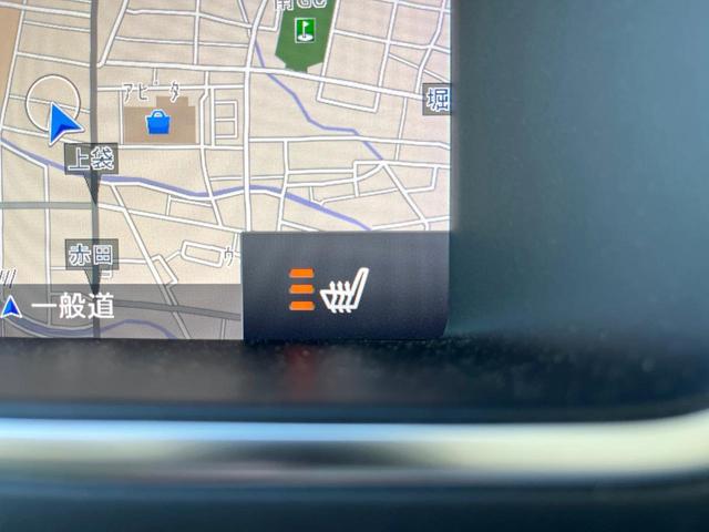 Ｖ４０ Ｔ３　クラシックエディション　認定中古車　ガラスルーフ　最終モデル　白革シート　インテリセーフ　衝突被害軽減ブレーキ　シートヒーター　パワーシート　ＬＥＤヘッドライト　バックカメラ　純正ナビ　レーダークルーズ　Ｂｌｕｅｔｏｏｔｈ（9枚目）