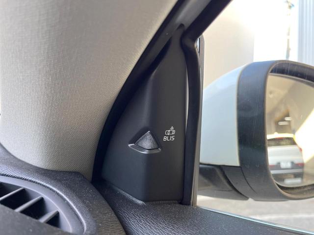 Ｖ４０ Ｔ３　クラシックエディション　認定中古車　ガラスルーフ　最終モデル　白革シート　インテリセーフ　衝突被害軽減ブレーキ　シートヒーター　パワーシート　ＬＥＤヘッドライト　バックカメラ　純正ナビ　レーダークルーズ　Ｂｌｕｅｔｏｏｔｈ（10枚目）