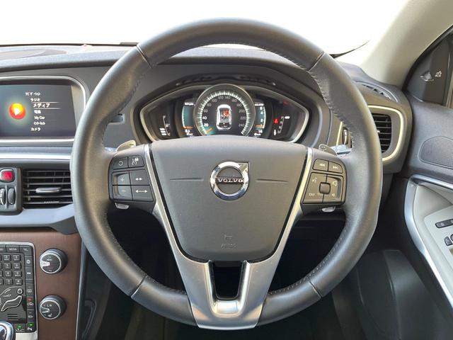 Ｖ４０ Ｔ３　クラシックエディション　認定中古車　ガラスルーフ　最終モデル　白革シート　インテリセーフ　衝突被害軽減ブレーキ　シートヒーター　パワーシート　ＬＥＤヘッドライト　バックカメラ　純正ナビ　レーダークルーズ　Ｂｌｕｅｔｏｏｔｈ（12枚目）