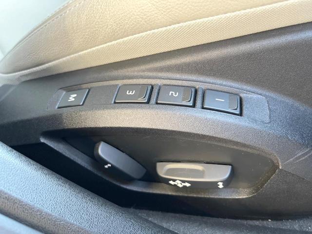 Ｖ４０ Ｔ３　クラシックエディション　認定中古車　ガラスルーフ　最終モデル　白革シート　インテリセーフ　衝突被害軽減ブレーキ　シートヒーター　パワーシート　ＬＥＤヘッドライト　バックカメラ　純正ナビ　レーダークルーズ　Ｂｌｕｅｔｏｏｔｈ（14枚目）