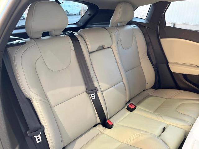 Ｖ４０ Ｔ３　クラシックエディション　認定中古車　ガラスルーフ　最終モデル　白革シート　インテリセーフ　衝突被害軽減ブレーキ　シートヒーター　パワーシート　ＬＥＤヘッドライト　バックカメラ　純正ナビ　レーダークルーズ　Ｂｌｕｅｔｏｏｔｈ（16枚目）