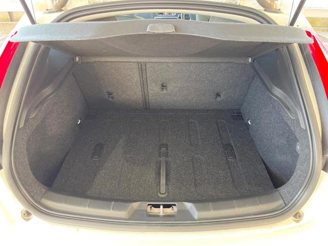 Ｖ４０ Ｔ３　クラシックエディション　認定中古車　ガラスルーフ　最終モデル　白革シート　インテリセーフ　衝突被害軽減ブレーキ　シートヒーター　パワーシート　ＬＥＤヘッドライト　バックカメラ　純正ナビ　レーダークルーズ　Ｂｌｕｅｔｏｏｔｈ（17枚目）