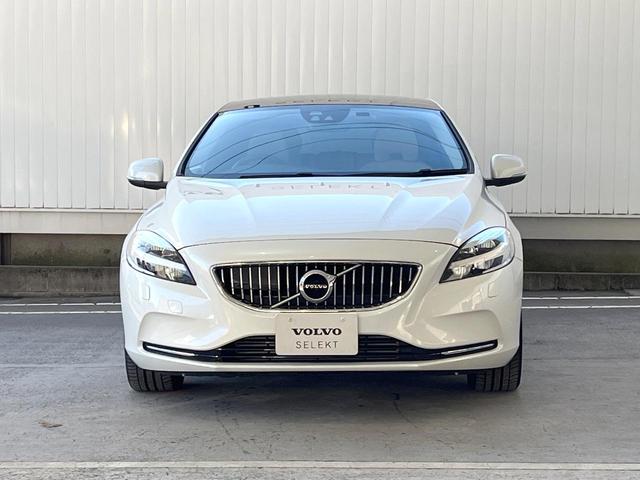 Ｖ４０ Ｔ３　クラシックエディション　認定中古車　ガラスルーフ　最終モデル　白革シート　インテリセーフ　衝突被害軽減ブレーキ　シートヒーター　パワーシート　ＬＥＤヘッドライト　バックカメラ　純正ナビ　レーダークルーズ　Ｂｌｕｅｔｏｏｔｈ（20枚目）