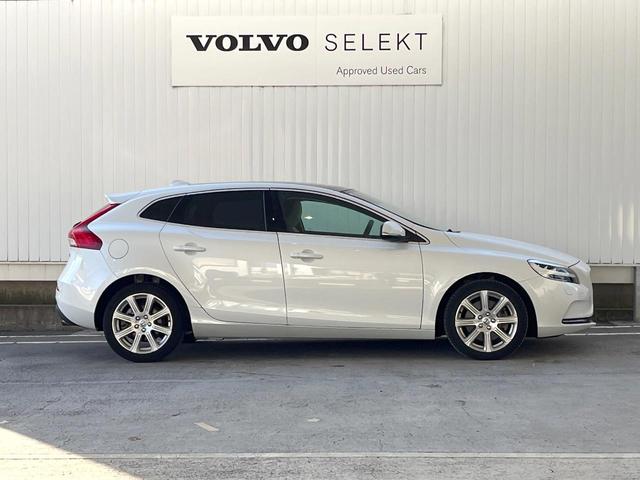 Ｖ４０ Ｔ３　クラシックエディション　認定中古車　ガラスルーフ　最終モデル　白革シート　インテリセーフ　衝突被害軽減ブレーキ　シートヒーター　パワーシート　ＬＥＤヘッドライト　バックカメラ　純正ナビ　レーダークルーズ　Ｂｌｕｅｔｏｏｔｈ（22枚目）