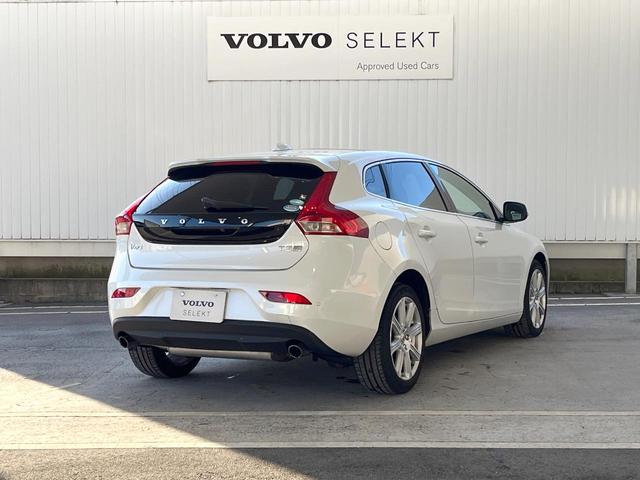 Ｖ４０ Ｔ３　クラシックエディション　認定中古車　ガラスルーフ　最終モデル　白革シート　インテリセーフ　衝突被害軽減ブレーキ　シートヒーター　パワーシート　ＬＥＤヘッドライト　バックカメラ　純正ナビ　レーダークルーズ　Ｂｌｕｅｔｏｏｔｈ（24枚目）