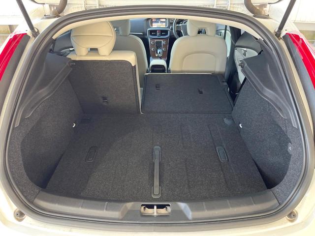 Ｖ４０ Ｔ３　クラシックエディション　認定中古車　ガラスルーフ　最終モデル　白革シート　インテリセーフ　衝突被害軽減ブレーキ　シートヒーター　パワーシート　ＬＥＤヘッドライト　バックカメラ　純正ナビ　レーダークルーズ　Ｂｌｕｅｔｏｏｔｈ（33枚目）