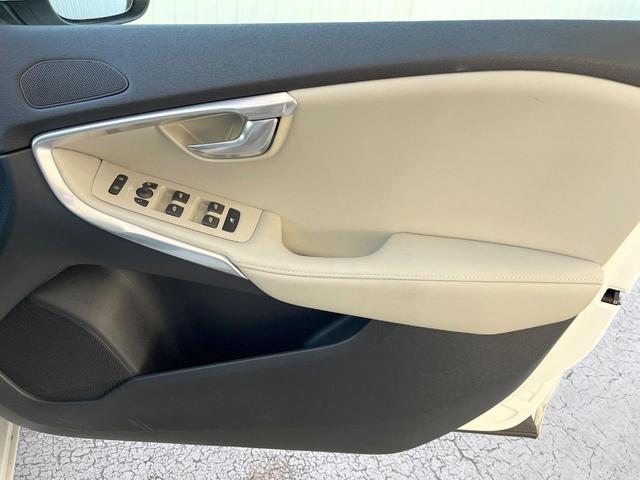 Ｖ４０ Ｔ３　クラシックエディション　認定中古車　ガラスルーフ　最終モデル　白革シート　インテリセーフ　衝突被害軽減ブレーキ　シートヒーター　パワーシート　ＬＥＤヘッドライト　バックカメラ　純正ナビ　レーダークルーズ　Ｂｌｕｅｔｏｏｔｈ（38枚目）