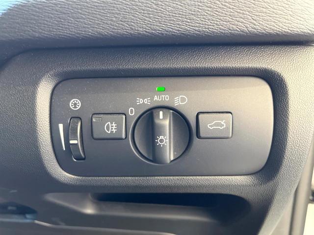 Ｖ４０ Ｔ３　クラシックエディション　認定中古車　ガラスルーフ　最終モデル　白革シート　インテリセーフ　衝突被害軽減ブレーキ　シートヒーター　パワーシート　ＬＥＤヘッドライト　バックカメラ　純正ナビ　レーダークルーズ　Ｂｌｕｅｔｏｏｔｈ（41枚目）