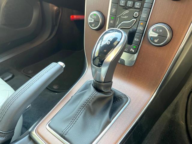 Ｖ４０ Ｔ３　クラシックエディション　認定中古車　ガラスルーフ　最終モデル　白革シート　インテリセーフ　衝突被害軽減ブレーキ　シートヒーター　パワーシート　ＬＥＤヘッドライト　バックカメラ　純正ナビ　レーダークルーズ　Ｂｌｕｅｔｏｏｔｈ（46枚目）