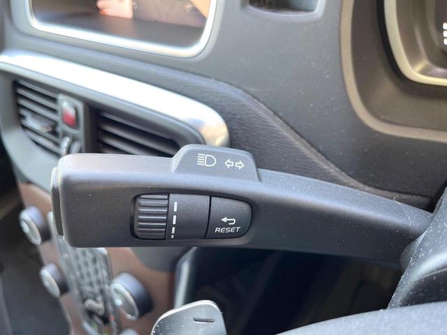 Ｖ４０ Ｔ３　クラシックエディション　認定中古車　ガラスルーフ　最終モデル　白革シート　インテリセーフ　衝突被害軽減ブレーキ　シートヒーター　パワーシート　ＬＥＤヘッドライト　バックカメラ　純正ナビ　レーダークルーズ　Ｂｌｕｅｔｏｏｔｈ（49枚目）