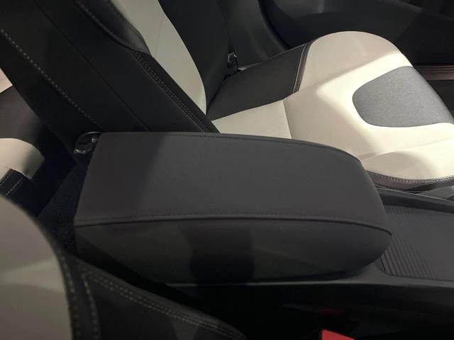 V40 クロスカントリー T5 AWD モメンタム インテリセーフ レーダークルーズ 禁煙車 シートヒーター パワーシート 純正ナビ バックカメラ Bluetooth トールハンマーLEDヘッド ブラインドスポットインフォメーション(41枚目)