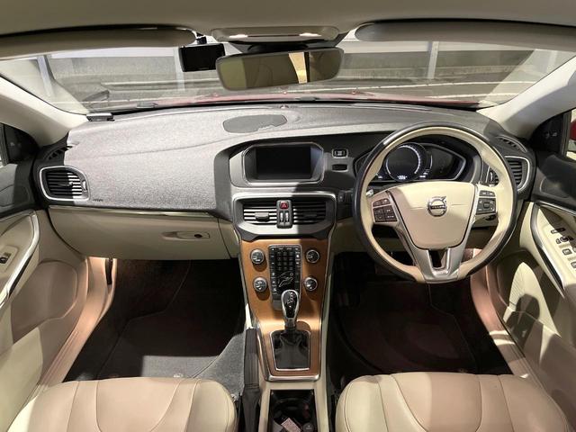 V40 D4 インスクリプション 純正ナビ 白革シート harman/kardon パイロットアシスト バックカメラ フルセグTV LEDヘッドライト ブラインドスポットインフォメーション 純正17インチアルミホイール ETC(2枚目)