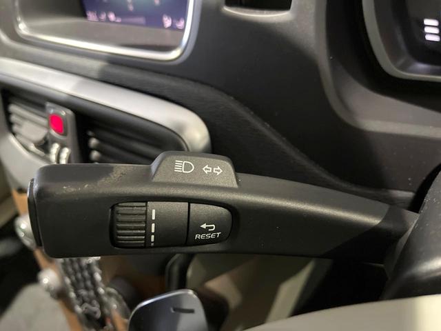 V40 D4 インスクリプション 純正ナビ 白革シート harman/kardon パイロットアシスト バックカメラ フルセグTV LEDヘッドライト ブラインドスポットインフォメーション 純正17インチアルミホイール ETC(45枚目)