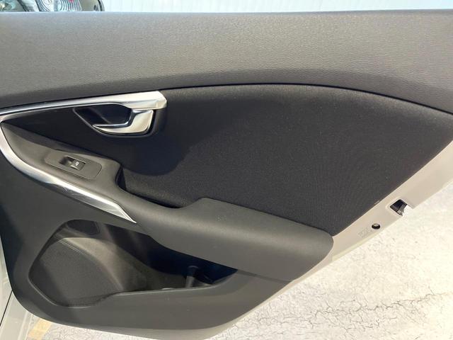 Ｖ４０ Ｔ４　スポーツ　純正ナビ　シートヒーター　パワーシート　レーダークルーズコントロール　バックカメラ　ＨＩＤヘッドライト　フルセグＴＶ　純正１７インチアルミホイール（33枚目）