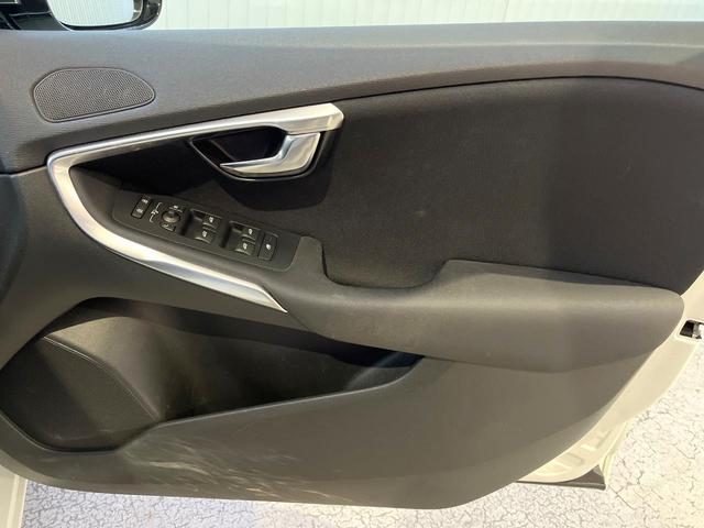 Ｖ４０ Ｔ４　スポーツ　純正ナビ　シートヒーター　パワーシート　レーダークルーズコントロール　バックカメラ　ＨＩＤヘッドライト　フルセグＴＶ　純正１７インチアルミホイール（34枚目）