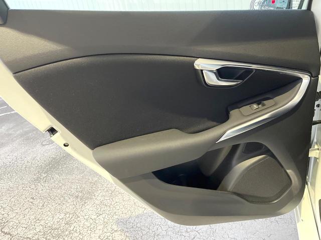 Ｖ４０ Ｔ４　スポーツ　純正ナビ　シートヒーター　パワーシート　レーダークルーズコントロール　バックカメラ　ＨＩＤヘッドライト　フルセグＴＶ　純正１７インチアルミホイール（35枚目）