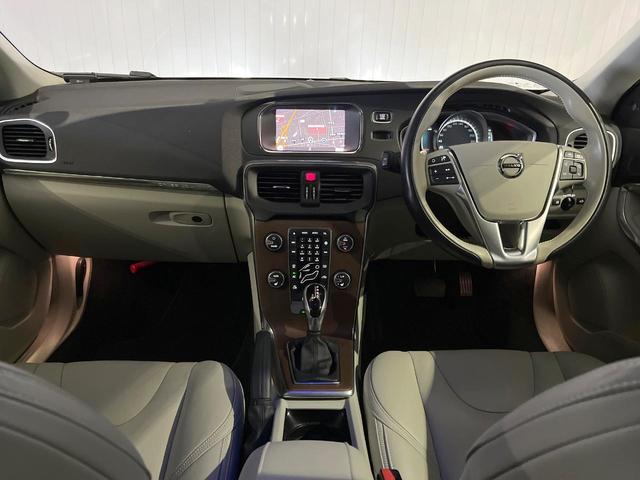 Ｖ４０ クロスカントリー　Ｔ５　ＡＷＤ　サマム　白革シート　ｈａｒｍａｎ／ｋａｒｄｏｎ　衝突被害軽減ブレーキ　レーダークルーズ　純正ナビ　全席シートヒーター　前席パワーシート　純正１８インチアルミ　バックカメラ　Ｂｌｕｅｔｏｏｔｈ（2枚目）