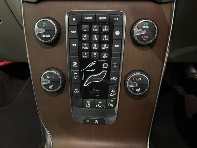 Ｖ４０ クロスカントリー　Ｔ５　ＡＷＤ　サマム　白革シート　ｈａｒｍａｎ／ｋａｒｄｏｎ　衝突被害軽減ブレーキ　レーダークルーズ　純正ナビ　全席シートヒーター　前席パワーシート　純正１８インチアルミ　バックカメラ　Ｂｌｕｅｔｏｏｔｈ（6枚目）