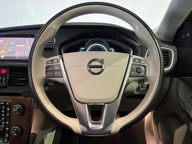 Ｖ４０ クロスカントリー　Ｔ５　ＡＷＤ　サマム　白革シート　ｈａｒｍａｎ／ｋａｒｄｏｎ　衝突被害軽減ブレーキ　レーダークルーズ　純正ナビ　全席シートヒーター　前席パワーシート　純正１８インチアルミ　バックカメラ　Ｂｌｕｅｔｏｏｔｈ（11枚目）