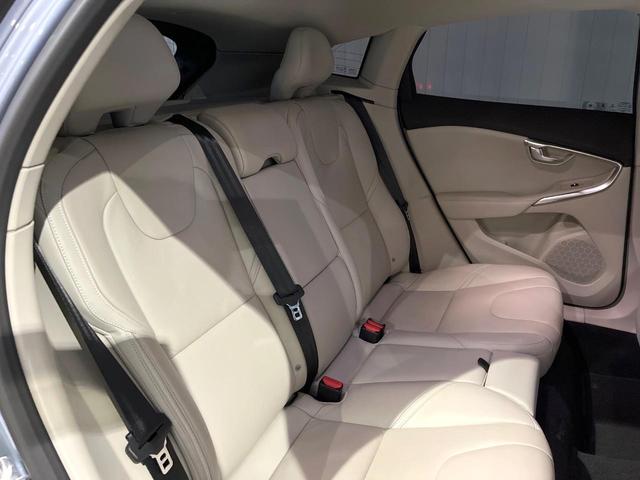 Ｖ４０ クロスカントリー　Ｔ５　ＡＷＤ　サマム　白革シート　ｈａｒｍａｎ／ｋａｒｄｏｎ　衝突被害軽減ブレーキ　レーダークルーズ　純正ナビ　全席シートヒーター　前席パワーシート　純正１８インチアルミ　バックカメラ　Ｂｌｕｅｔｏｏｔｈ（15枚目）