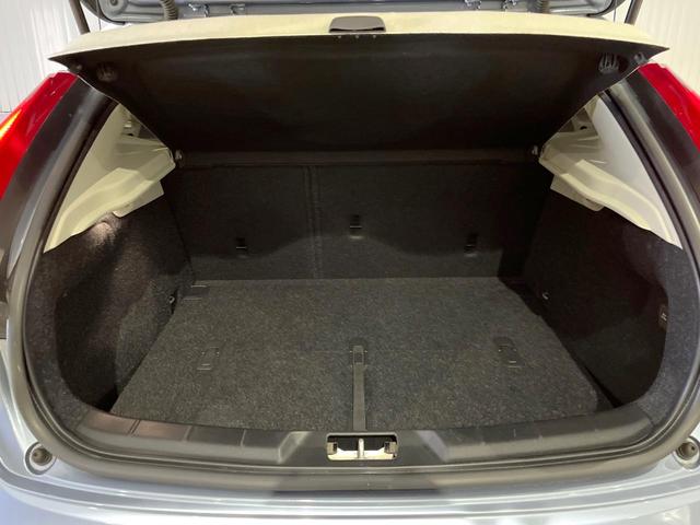 Ｖ４０ クロスカントリー　Ｔ５　ＡＷＤ　サマム　白革シート　ｈａｒｍａｎ／ｋａｒｄｏｎ　衝突被害軽減ブレーキ　レーダークルーズ　純正ナビ　全席シートヒーター　前席パワーシート　純正１８インチアルミ　バックカメラ　Ｂｌｕｅｔｏｏｔｈ（16枚目）