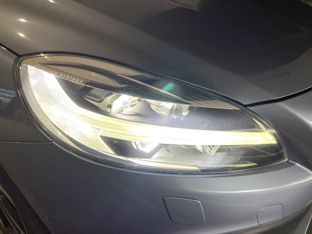 Ｖ４０ クロスカントリー　Ｔ５　ＡＷＤ　サマム　白革シート　ｈａｒｍａｎ／ｋａｒｄｏｎ　衝突被害軽減ブレーキ　レーダークルーズ　純正ナビ　全席シートヒーター　前席パワーシート　純正１８インチアルミ　バックカメラ　Ｂｌｕｅｔｏｏｔｈ（17枚目）