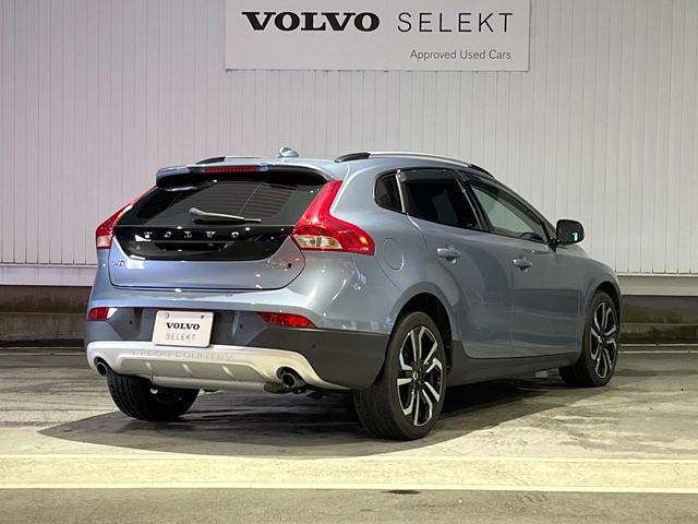Ｖ４０ クロスカントリー　Ｔ５　ＡＷＤ　サマム　白革シート　ｈａｒｍａｎ／ｋａｒｄｏｎ　衝突被害軽減ブレーキ　レーダークルーズ　純正ナビ　全席シートヒーター　前席パワーシート　純正１８インチアルミ　バックカメラ　Ｂｌｕｅｔｏｏｔｈ（25枚目）