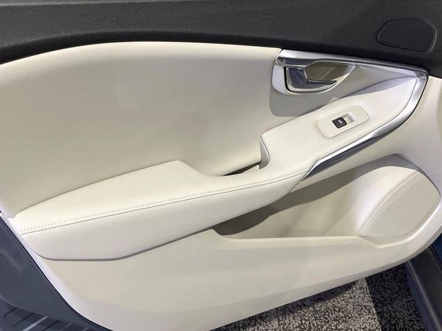 Ｖ４０ クロスカントリー　Ｔ５　ＡＷＤ　サマム　白革シート　ｈａｒｍａｎ／ｋａｒｄｏｎ　衝突被害軽減ブレーキ　レーダークルーズ　純正ナビ　全席シートヒーター　前席パワーシート　純正１８インチアルミ　バックカメラ　Ｂｌｕｅｔｏｏｔｈ（34枚目）