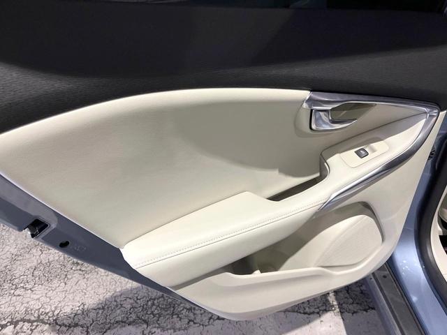 Ｖ４０ クロスカントリー　Ｔ５　ＡＷＤ　サマム　白革シート　ｈａｒｍａｎ／ｋａｒｄｏｎ　衝突被害軽減ブレーキ　レーダークルーズ　純正ナビ　全席シートヒーター　前席パワーシート　純正１８インチアルミ　バックカメラ　Ｂｌｕｅｔｏｏｔｈ（35枚目）