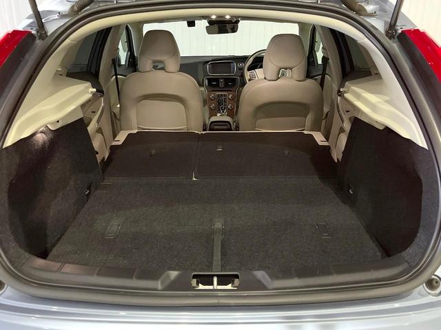 Ｖ４０ クロスカントリー　Ｔ５　ＡＷＤ　サマム　白革シート　ｈａｒｍａｎ／ｋａｒｄｏｎ　衝突被害軽減ブレーキ　レーダークルーズ　純正ナビ　全席シートヒーター　前席パワーシート　純正１８インチアルミ　バックカメラ　Ｂｌｕｅｔｏｏｔｈ（39枚目）