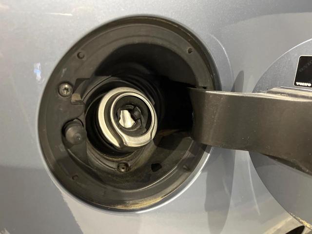 Ｖ４０ クロスカントリー　Ｔ５　ＡＷＤ　サマム　白革シート　ｈａｒｍａｎ／ｋａｒｄｏｎ　衝突被害軽減ブレーキ　レーダークルーズ　純正ナビ　全席シートヒーター　前席パワーシート　純正１８インチアルミ　バックカメラ　Ｂｌｕｅｔｏｏｔｈ（42枚目）