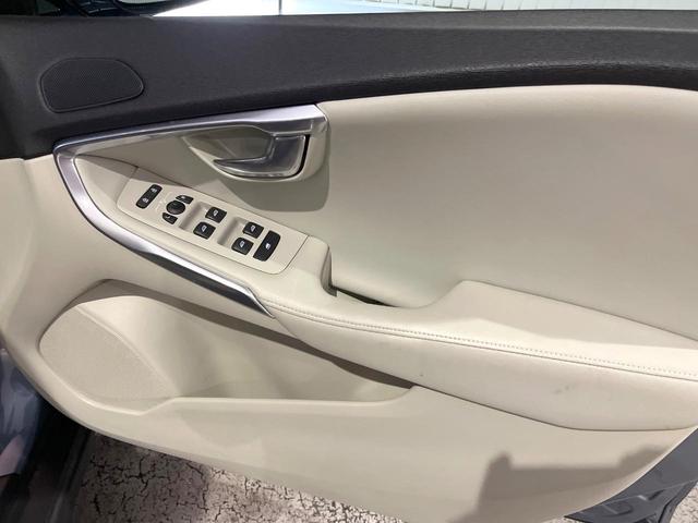 Ｖ４０ クロスカントリー　Ｔ５　ＡＷＤ　サマム　白革シート　ｈａｒｍａｎ／ｋａｒｄｏｎ　衝突被害軽減ブレーキ　レーダークルーズ　純正ナビ　全席シートヒーター　前席パワーシート　純正１８インチアルミ　バックカメラ　Ｂｌｕｅｔｏｏｔｈ（51枚目）