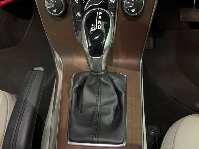 Ｖ４０ クロスカントリー　Ｔ５　ＡＷＤ　サマム　白革シート　ｈａｒｍａｎ／ｋａｒｄｏｎ　衝突被害軽減ブレーキ　レーダークルーズ　純正ナビ　全席シートヒーター　前席パワーシート　純正１８インチアルミ　バックカメラ　Ｂｌｕｅｔｏｏｔｈ（66枚目）