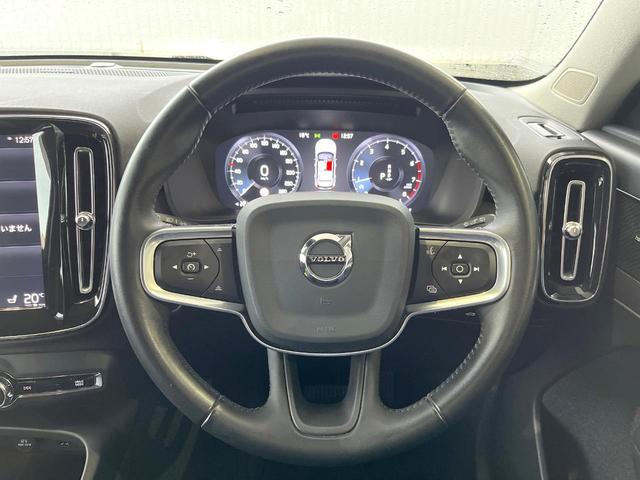 ＸＣ４０ Ｔ４　ＡＷＤ　インスクリプション　黒革シート　ｈａｒｍａｎ／ｋａｒｄｏｎプレミアムサウンド　衝突被害軽減ブレーキ　３６０°ビューカメラ　パイロットアシスト　純正９インチナビ　全席シートヒーター　メモリー機能付パワーシート（9枚目）