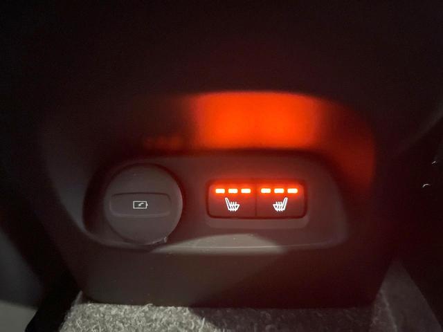 ＸＣ４０ Ｔ４　ＡＷＤ　インスクリプション　黒革シート　ｈａｒｍａｎ／ｋａｒｄｏｎプレミアムサウンド　衝突被害軽減ブレーキ　３６０°ビューカメラ　パイロットアシスト　純正９インチナビ　全席シートヒーター　メモリー機能付パワーシート（16枚目）