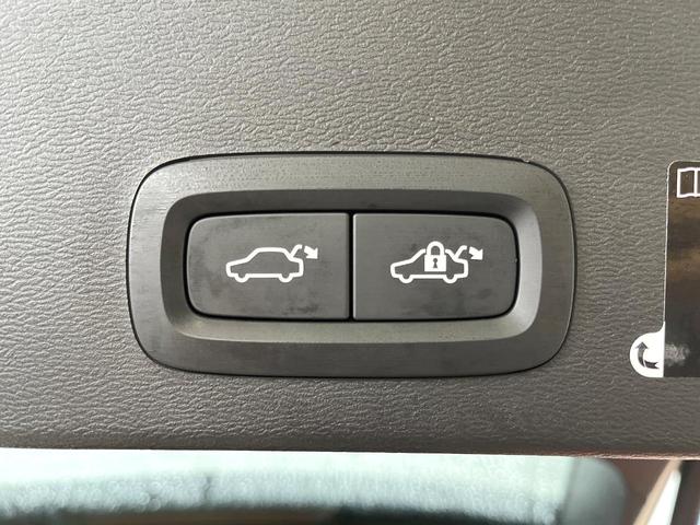 ＸＣ４０ Ｔ４　ＡＷＤ　インスクリプション　黒革シート　ｈａｒｍａｎ／ｋａｒｄｏｎプレミアムサウンド　衝突被害軽減ブレーキ　３６０°ビューカメラ　パイロットアシスト　純正９インチナビ　全席シートヒーター　メモリー機能付パワーシート（17枚目）