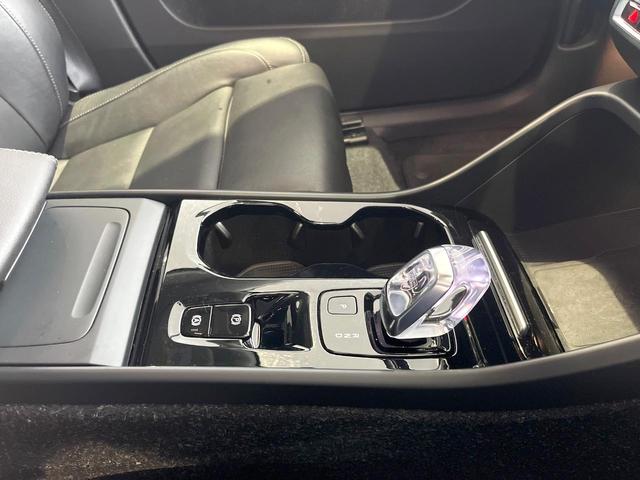 ＸＣ４０ Ｔ４　ＡＷＤ　インスクリプション　黒革シート　ｈａｒｍａｎ／ｋａｒｄｏｎプレミアムサウンド　衝突被害軽減ブレーキ　３６０°ビューカメラ　パイロットアシスト　純正９インチナビ　全席シートヒーター　メモリー機能付パワーシート（43枚目）