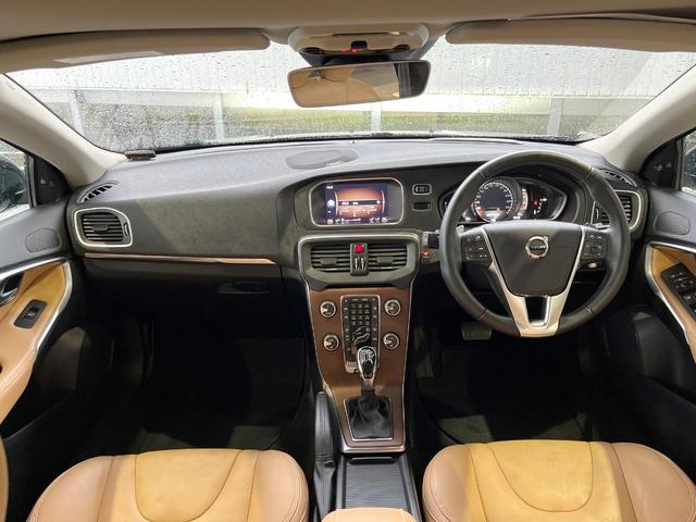 Ｖ４０ クロスカントリー　Ｔ５　ＡＷＤクラシックエディション　本革シート　ガラスルーフ　インテリセーフ　ｈａｒｍａｎ／ｋａｒｄｏｎ　純正ナビ　バックカメラ　シートヒーター　フルセグＴＶ　Ｂｌｕｅｔｏｏｔｈ　メモリーシート　パドルシフト（2枚目）