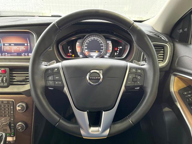 Ｖ４０ クロスカントリー　Ｔ５　ＡＷＤクラシックエディション　本革シート　ガラスルーフ　インテリセーフ　ｈａｒｍａｎ／ｋａｒｄｏｎ　純正ナビ　バックカメラ　シートヒーター　フルセグＴＶ　Ｂｌｕｅｔｏｏｔｈ　メモリーシート　パドルシフト（10枚目）