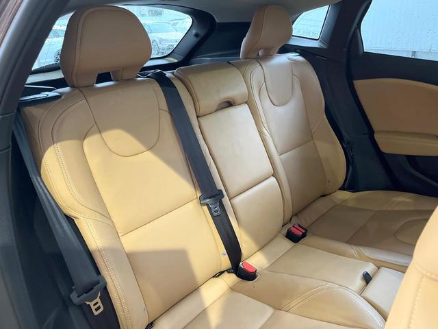 Ｖ４０ クロスカントリー　Ｔ５　ＡＷＤクラシックエディション　本革シート　ガラスルーフ　インテリセーフ　ｈａｒｍａｎ／ｋａｒｄｏｎ　純正ナビ　バックカメラ　シートヒーター　フルセグＴＶ　Ｂｌｕｅｔｏｏｔｈ　メモリーシート　パドルシフト（13枚目）