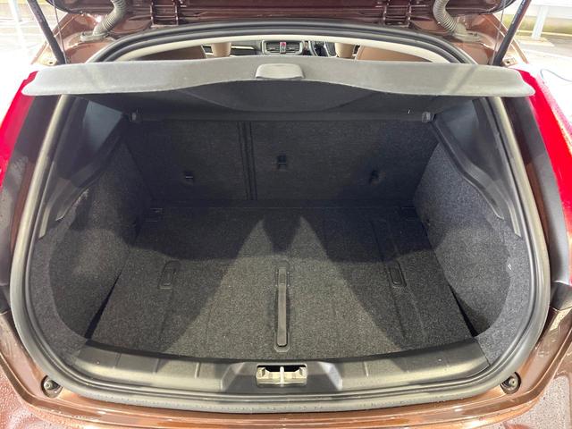 Ｖ４０ クロスカントリー　Ｔ５　ＡＷＤクラシックエディション　本革シート　ガラスルーフ　インテリセーフ　ｈａｒｍａｎ／ｋａｒｄｏｎ　純正ナビ　バックカメラ　シートヒーター　フルセグＴＶ　Ｂｌｕｅｔｏｏｔｈ　メモリーシート　パドルシフト（14枚目）