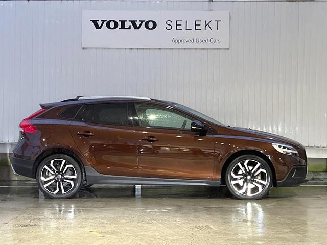 Ｖ４０ クロスカントリー　Ｔ５　ＡＷＤクラシックエディション　本革シート　ガラスルーフ　インテリセーフ　ｈａｒｍａｎ／ｋａｒｄｏｎ　純正ナビ　バックカメラ　シートヒーター　フルセグＴＶ　Ｂｌｕｅｔｏｏｔｈ　メモリーシート　パドルシフト（20枚目）