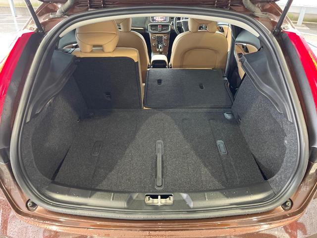 Ｖ４０ クロスカントリー　Ｔ５　ＡＷＤクラシックエディション　本革シート　ガラスルーフ　インテリセーフ　ｈａｒｍａｎ／ｋａｒｄｏｎ　純正ナビ　バックカメラ　シートヒーター　フルセグＴＶ　Ｂｌｕｅｔｏｏｔｈ　メモリーシート　パドルシフト（30枚目）