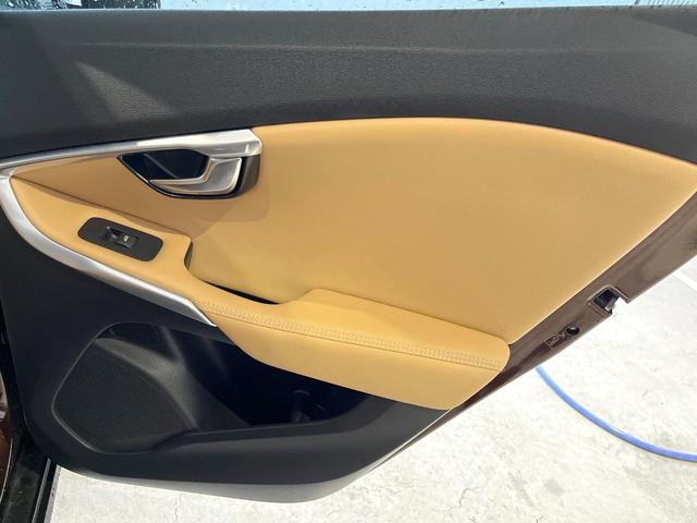 Ｖ４０ クロスカントリー　Ｔ５　ＡＷＤクラシックエディション　本革シート　ガラスルーフ　インテリセーフ　ｈａｒｍａｎ／ｋａｒｄｏｎ　純正ナビ　バックカメラ　シートヒーター　フルセグＴＶ　Ｂｌｕｅｔｏｏｔｈ　メモリーシート　パドルシフト（35枚目）