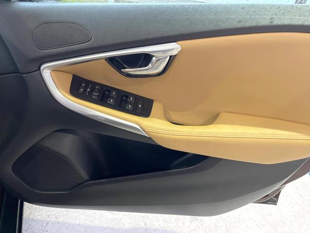 Ｖ４０ クロスカントリー　Ｔ５　ＡＷＤクラシックエディション　本革シート　ガラスルーフ　インテリセーフ　ｈａｒｍａｎ／ｋａｒｄｏｎ　純正ナビ　バックカメラ　シートヒーター　フルセグＴＶ　Ｂｌｕｅｔｏｏｔｈ　メモリーシート　パドルシフト（36枚目）