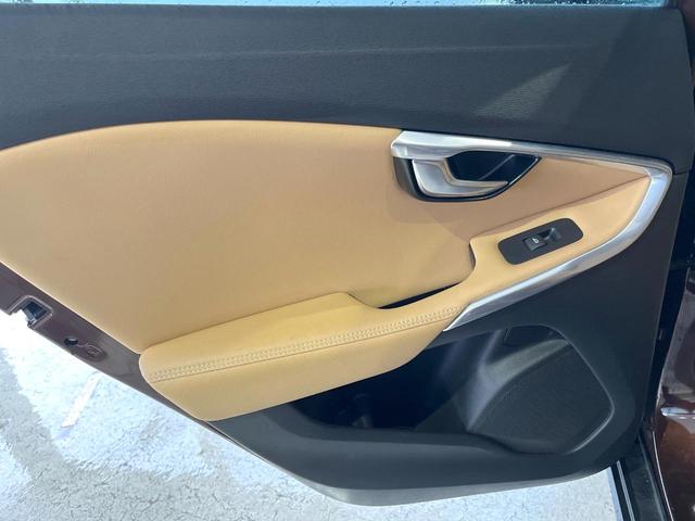 Ｖ４０ クロスカントリー　Ｔ５　ＡＷＤクラシックエディション　本革シート　ガラスルーフ　インテリセーフ　ｈａｒｍａｎ／ｋａｒｄｏｎ　純正ナビ　バックカメラ　シートヒーター　フルセグＴＶ　Ｂｌｕｅｔｏｏｔｈ　メモリーシート　パドルシフト（37枚目）