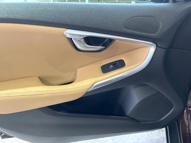 Ｖ４０ クロスカントリー　Ｔ５　ＡＷＤクラシックエディション　本革シート　ガラスルーフ　インテリセーフ　ｈａｒｍａｎ／ｋａｒｄｏｎ　純正ナビ　バックカメラ　シートヒーター　フルセグＴＶ　Ｂｌｕｅｔｏｏｔｈ　メモリーシート　パドルシフト（38枚目）