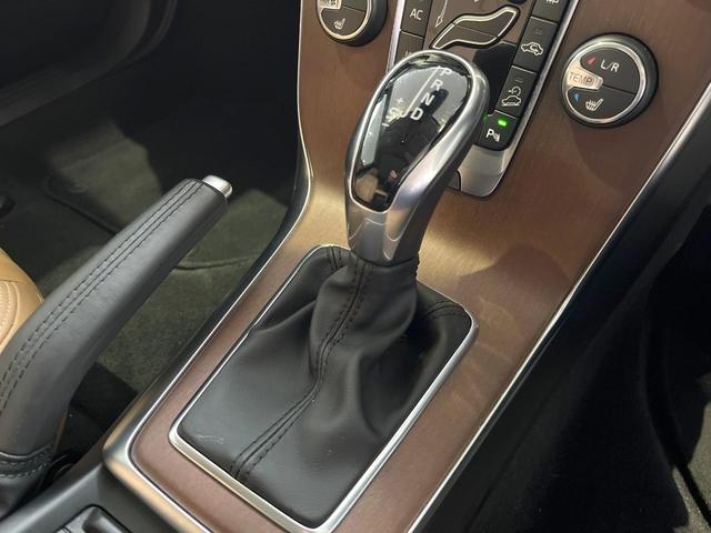 Ｖ４０ クロスカントリー　Ｔ５　ＡＷＤクラシックエディション　本革シート　ガラスルーフ　インテリセーフ　ｈａｒｍａｎ／ｋａｒｄｏｎ　純正ナビ　バックカメラ　シートヒーター　フルセグＴＶ　Ｂｌｕｅｔｏｏｔｈ　メモリーシート　パドルシフト（49枚目）