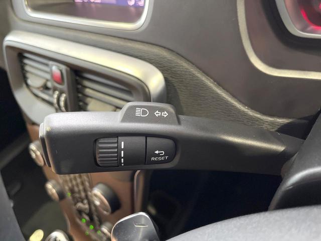 Ｖ４０ クロスカントリー　Ｔ５　ＡＷＤクラシックエディション　本革シート　ガラスルーフ　インテリセーフ　ｈａｒｍａｎ／ｋａｒｄｏｎ　純正ナビ　バックカメラ　シートヒーター　フルセグＴＶ　Ｂｌｕｅｔｏｏｔｈ　メモリーシート　パドルシフト（52枚目）